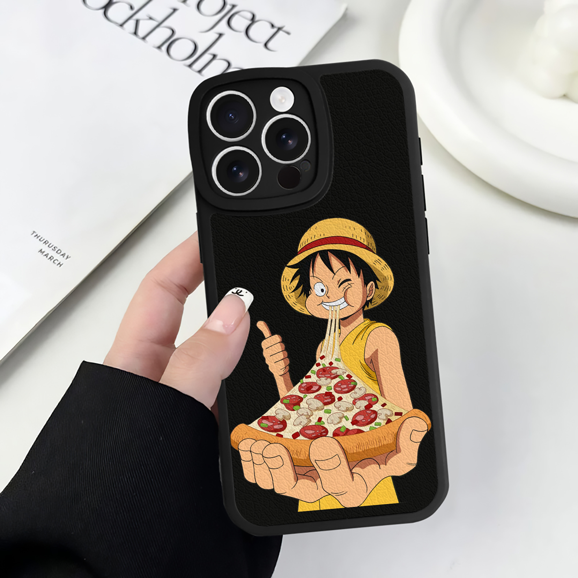 （画像用） ワンピース モンキー・D・ルフィ ONE PIECE Monkey D. Luffy 【iPhone 16シリーズ対応】シリコンスマホケース（レザー調） 材質：シリコン